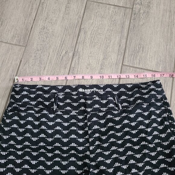 Old Navy Pixie Shorts Black White Geometric Print Size 8 Regular - Picture 9 of 11